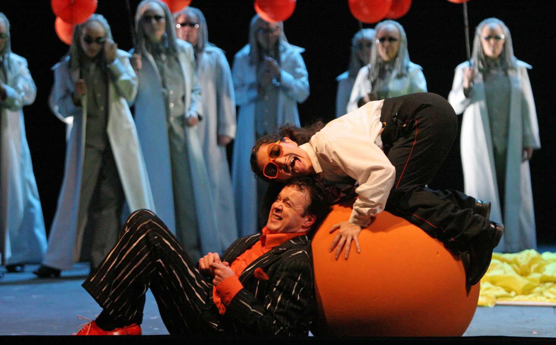 Staatstheater Nürnberg: Die Liebe zu den 3 Orangen /Oper von Sergej Prokofjew/ Premiere 13.5.2006Szenenfoto: Prinz/  Christopher Lincoln – Smeraldina/ Tara Venditti + Chor des Staatstheaters